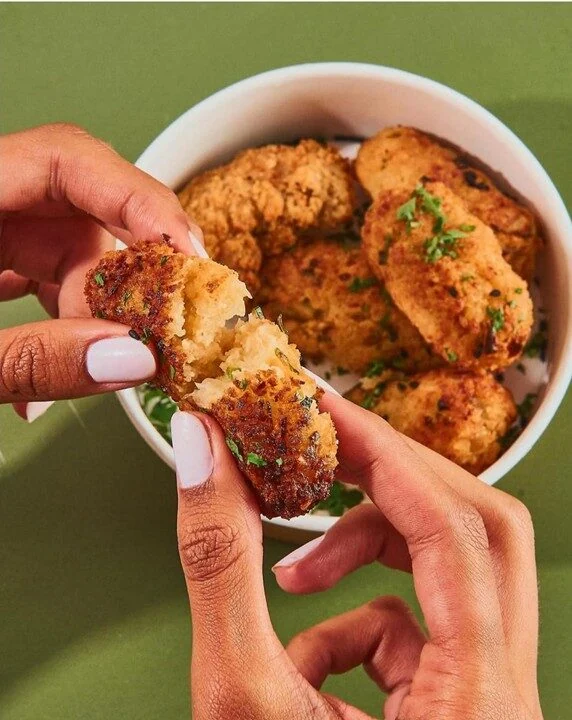 Petiscos dourados da Pitada em um bowl